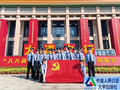 按住Ctrl键+鼠标滚轮缩放